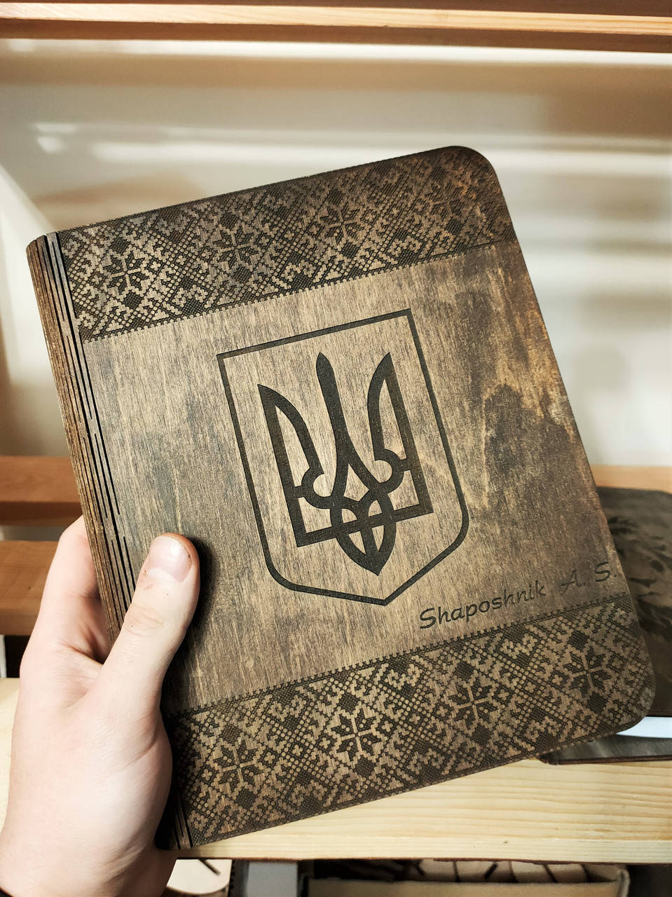 

Блокнот в деревянной обложке "Украинский Орнамент и Герб" A5 100 листов Кофейный