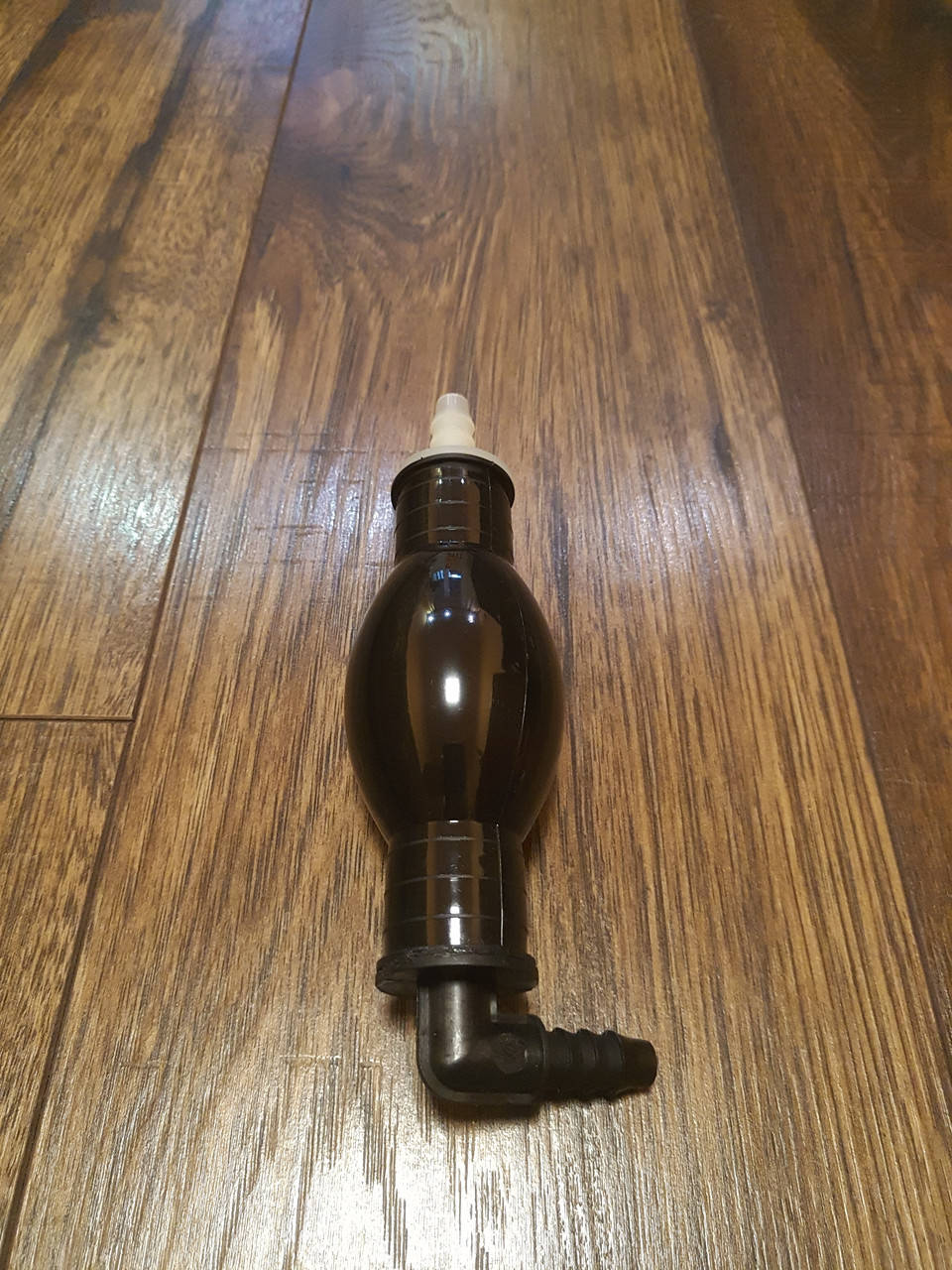 

Ручная подкачка топлива (груша) D=10mm (вход = 90 / выход = прямой)