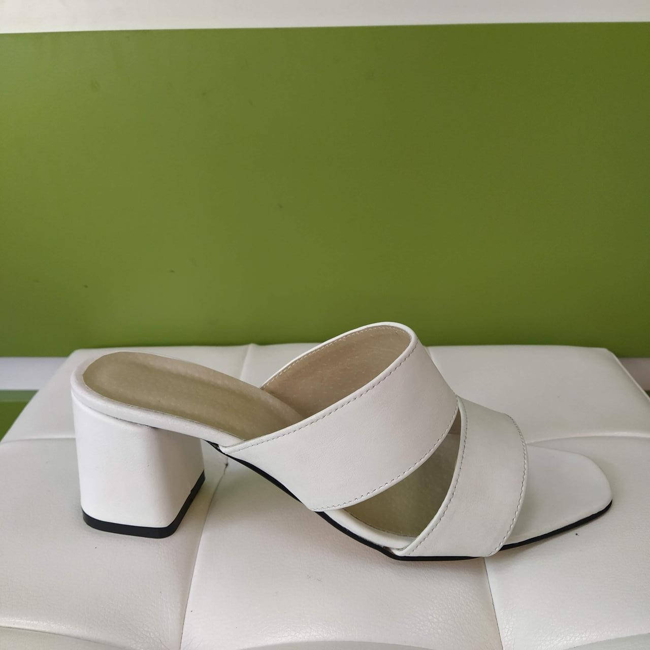 

STTOPA Размеры 40-26 см. Шлепанцы кожаные. Каблук 6,5 см. С1-16-3641-6 Белые