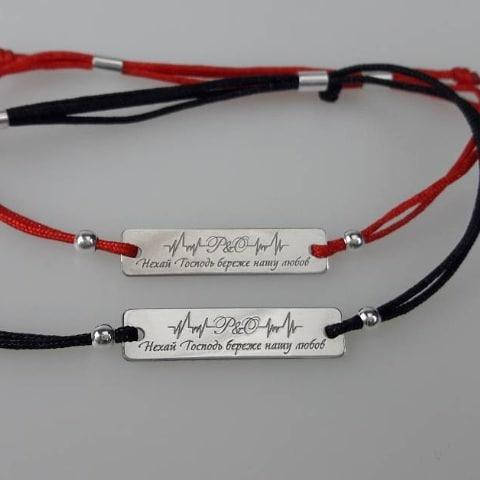 

Браслет красная нить с серебряной пластиной и гравировкой Хардбит