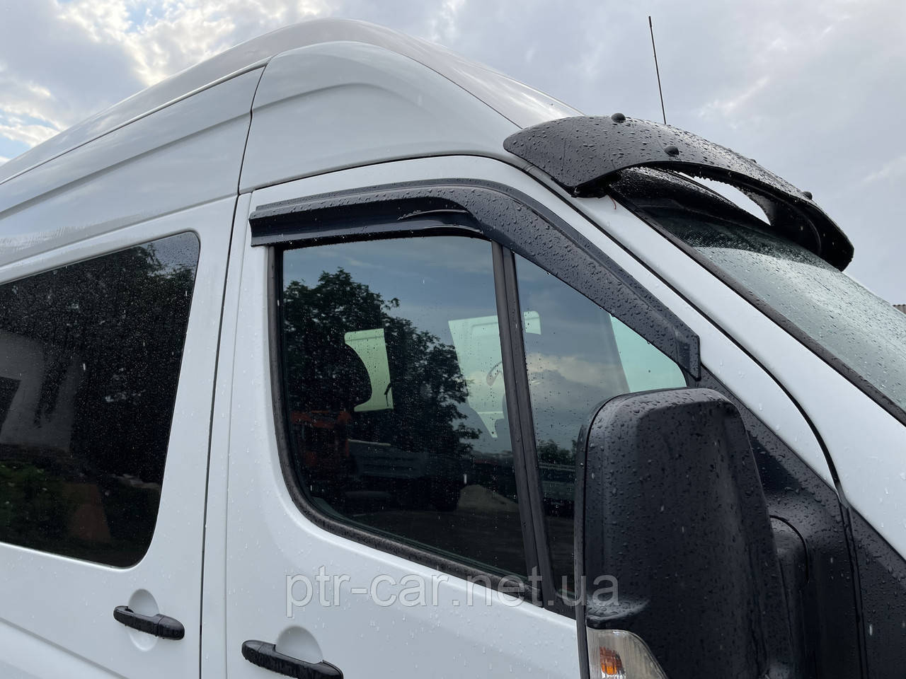 

Дефлекторы окон (ветровики) клеющие / накладные Mercedes Sprinter / VW Crafter 2006 -> (ck) 2шт Perflex