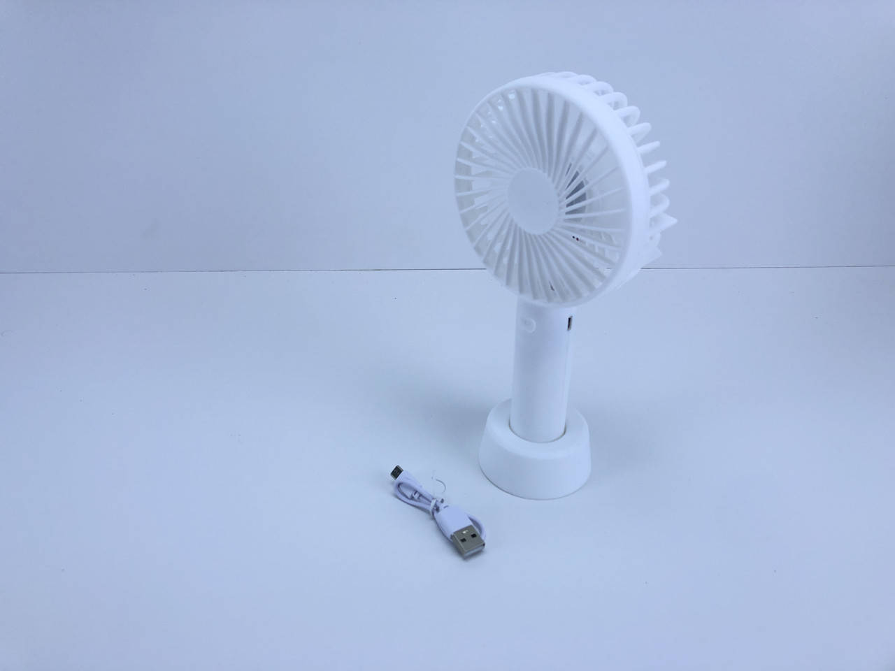 

Ручной мини вентилятор портативный 3 скорости со встроенным аккумулятором Mini Fan 1х18650 N9 белый