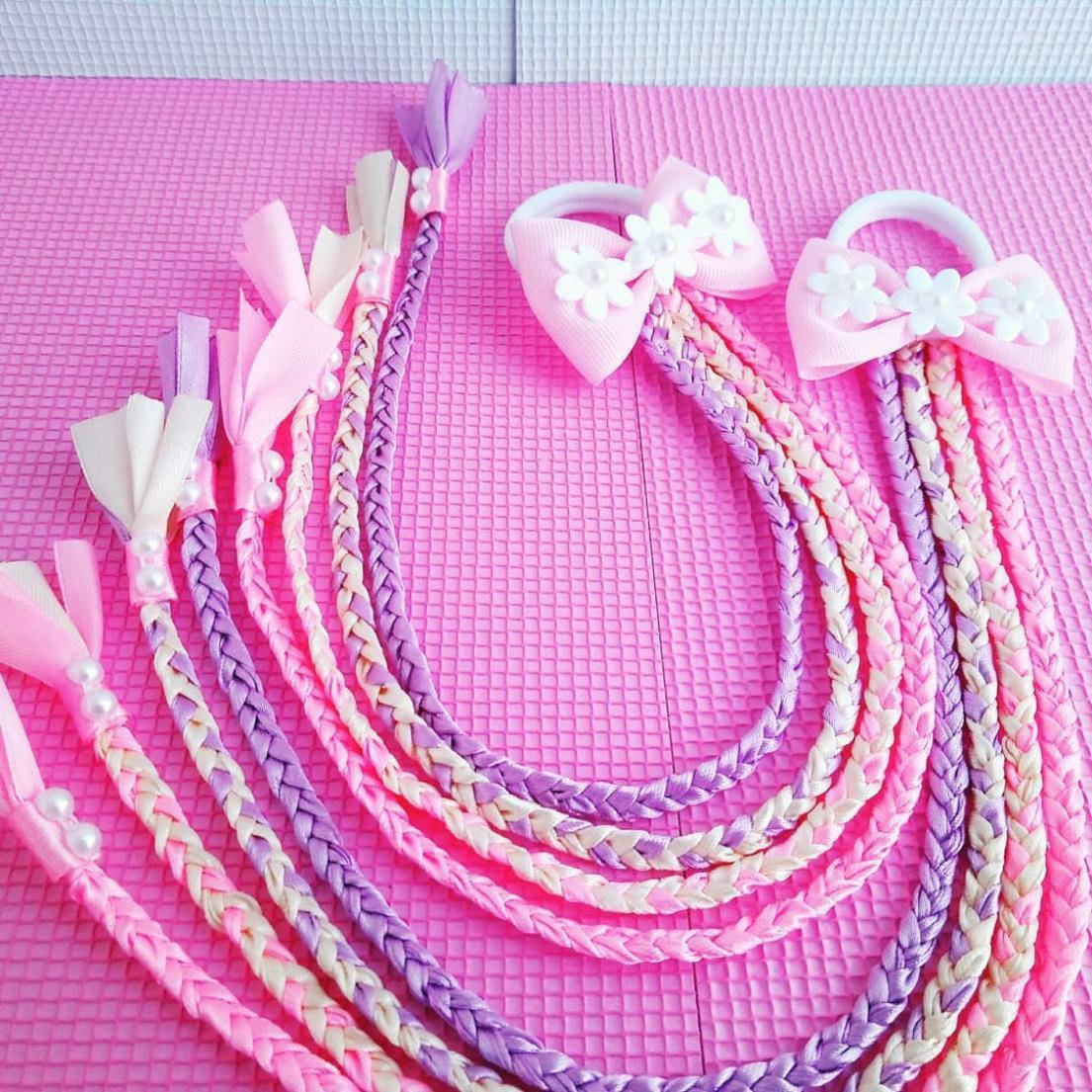 

Детский бант c косичками "Ультрамодный" (розовый)