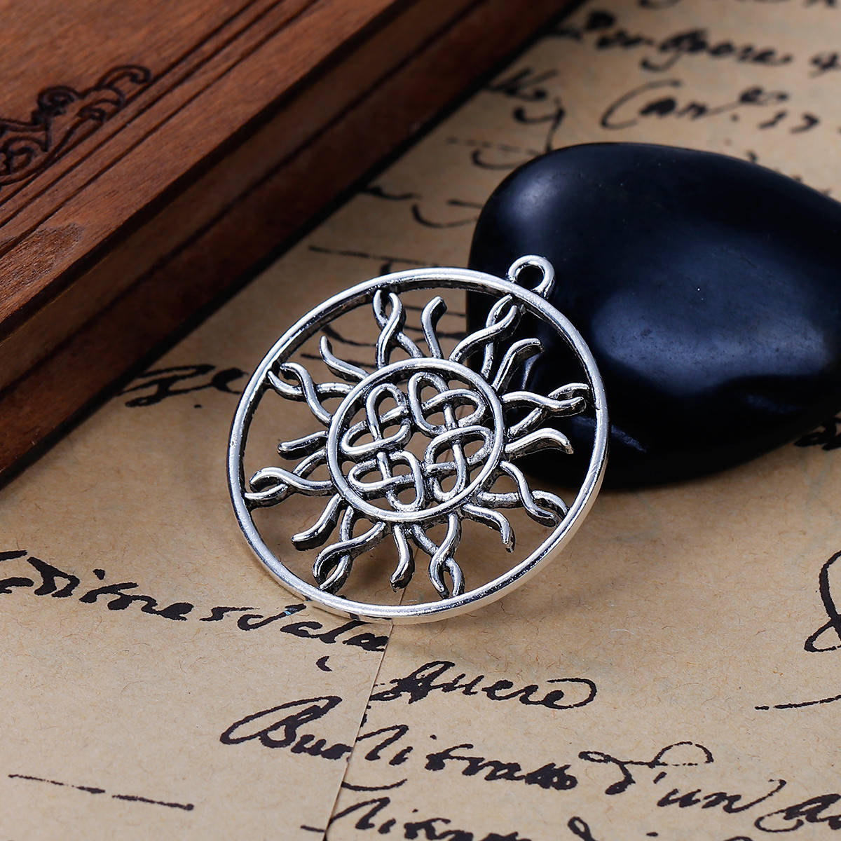 

Подвеска круглая, Цинковый сплав, Античное серебро, Кельтские узлы, Ажурная резьба, 3.8 см x 3.4 см