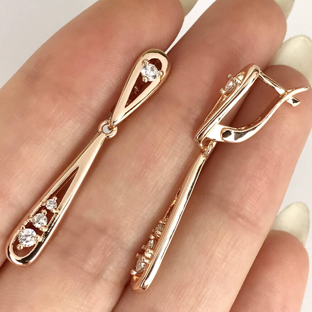 

Cерьги с подвесками и белыми кристаллами покрытие золотом 18к.