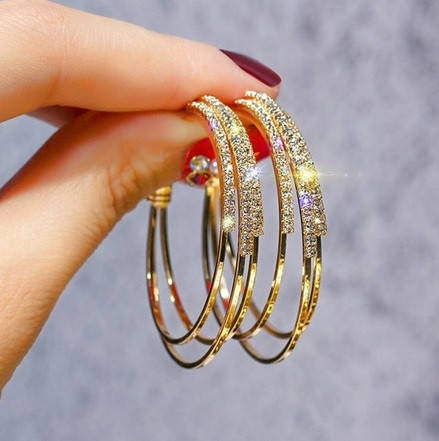 

Крупные серьги кольца позолоченные с камнями бижутерия