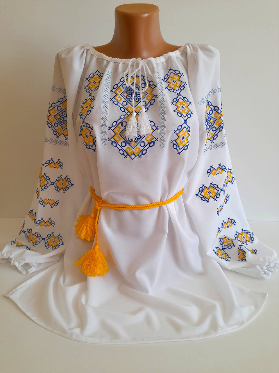 

Вишиванка. Жіноча вишиванка