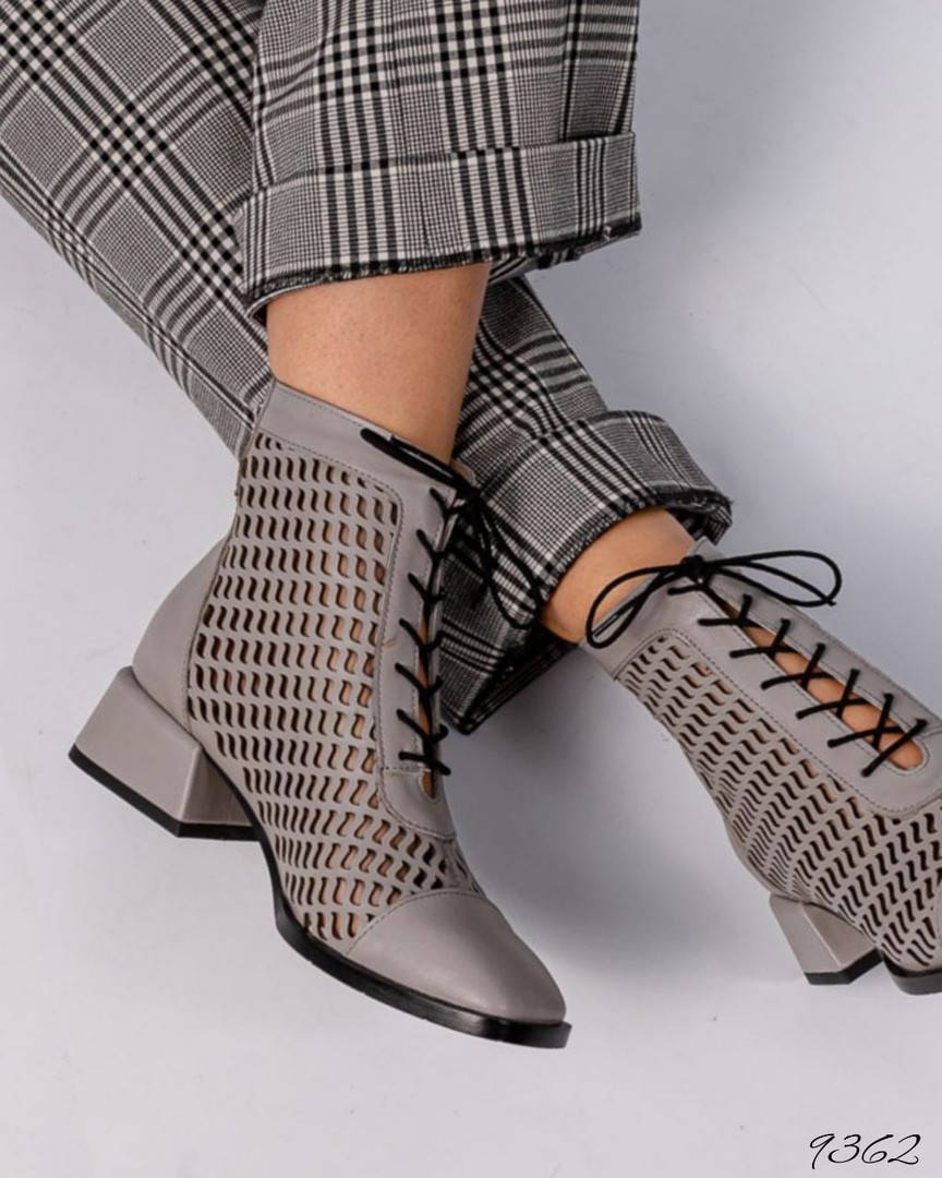 

Классические летние ботильоны на каблуке. Серо-бежевый