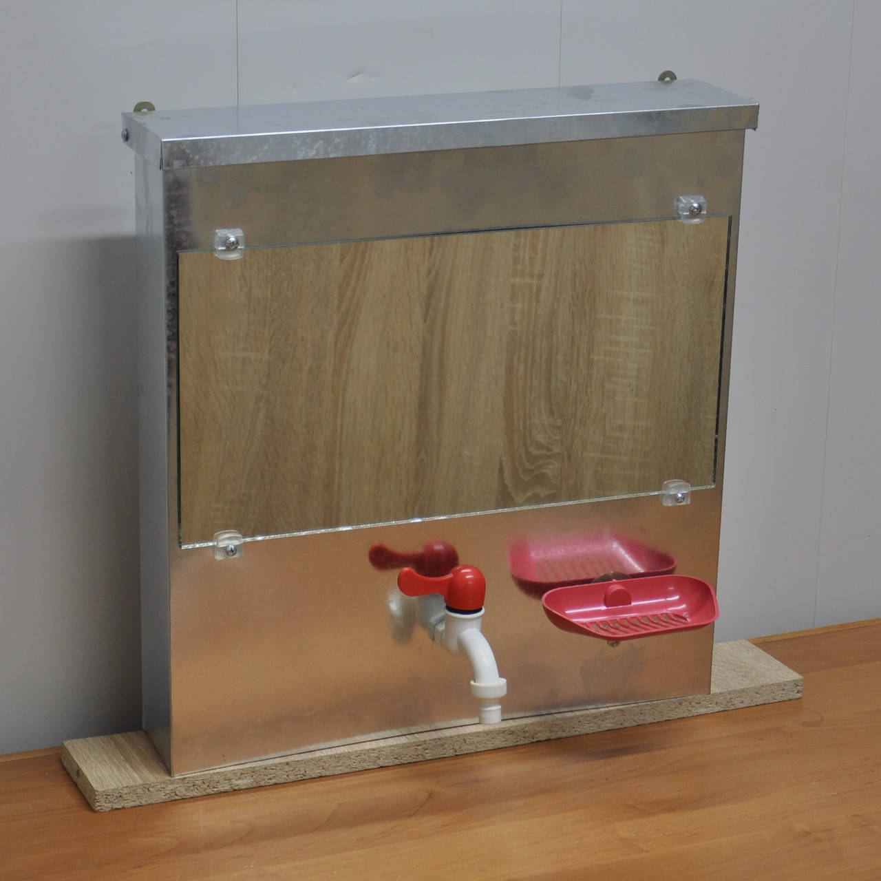 

Рукомойник навесной 10л. с зеркалом.