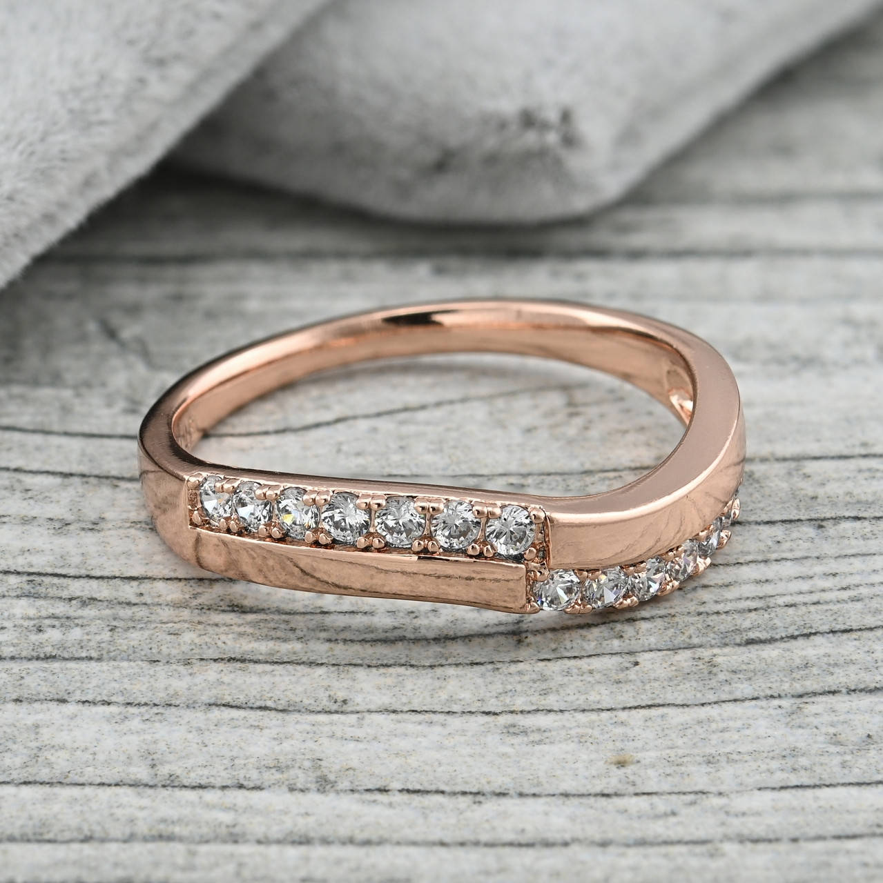 

Кольцо 35926 ширина 4 мм белые фианиты позолота РО размер 17