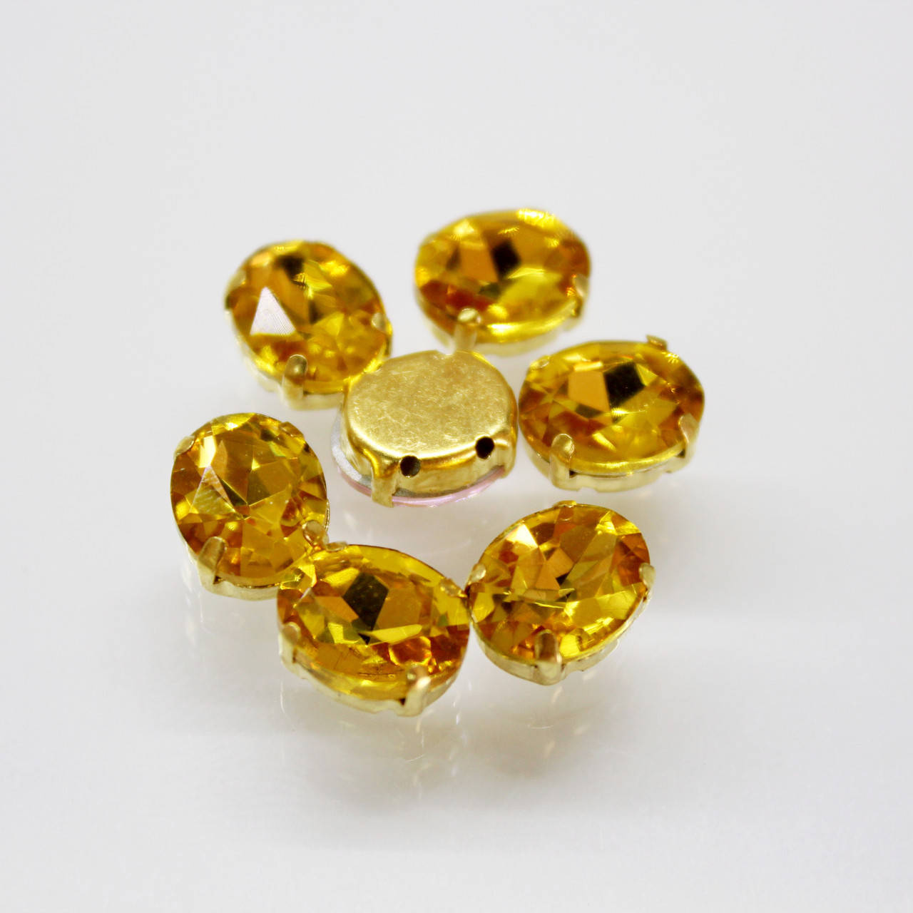 

Овалы в золотых цапах.Цвет Topaz. Размер 8х10мм.