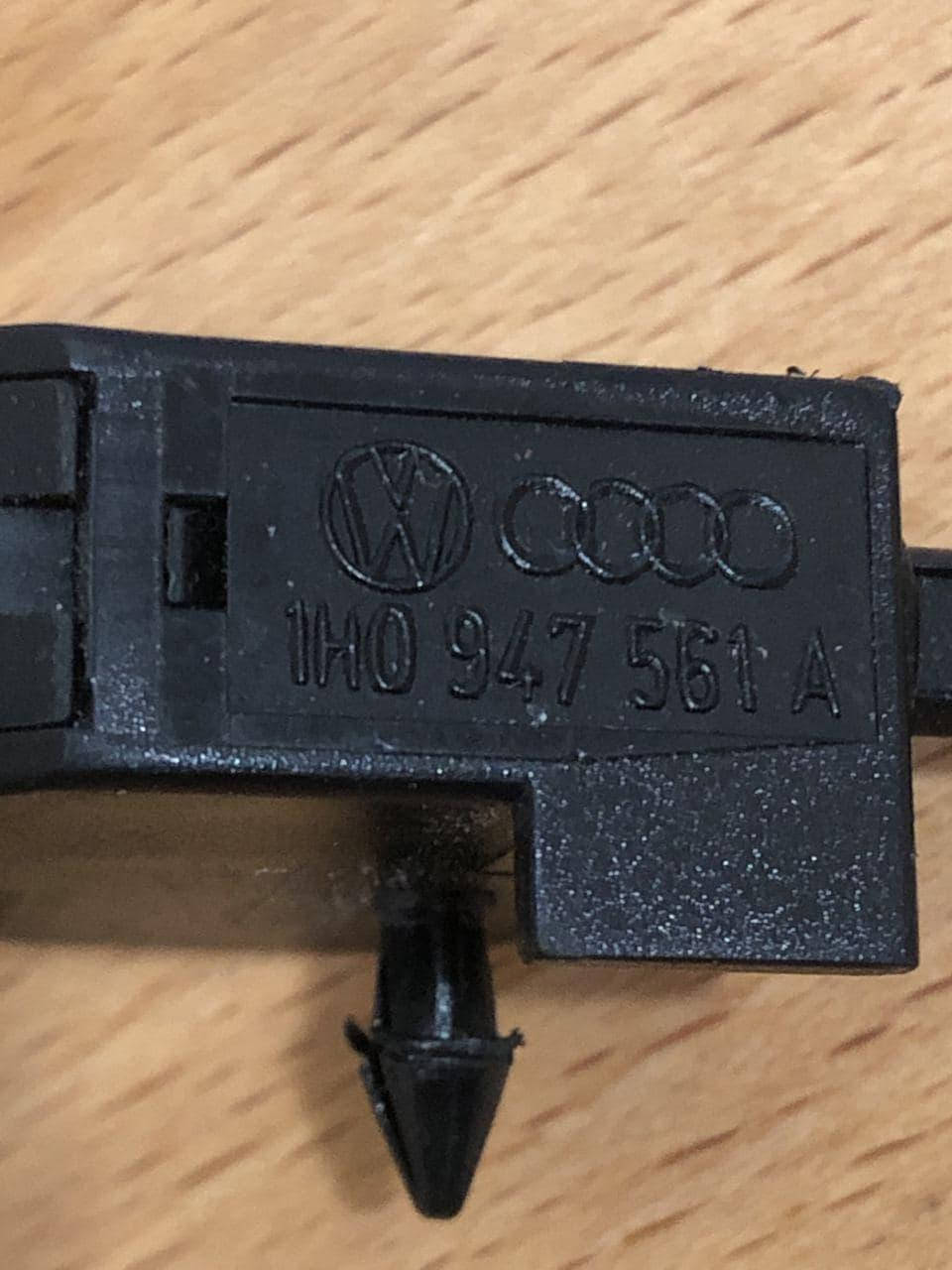 

Выключатель ручника 1H0947561A VAG VW Skoda SuperB Seat Audi запчасти б\у шрот