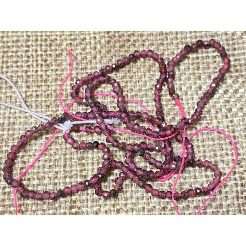 

Бусины Гранат на нитке граненный шарик d-2мм+-) L-38см(+-)