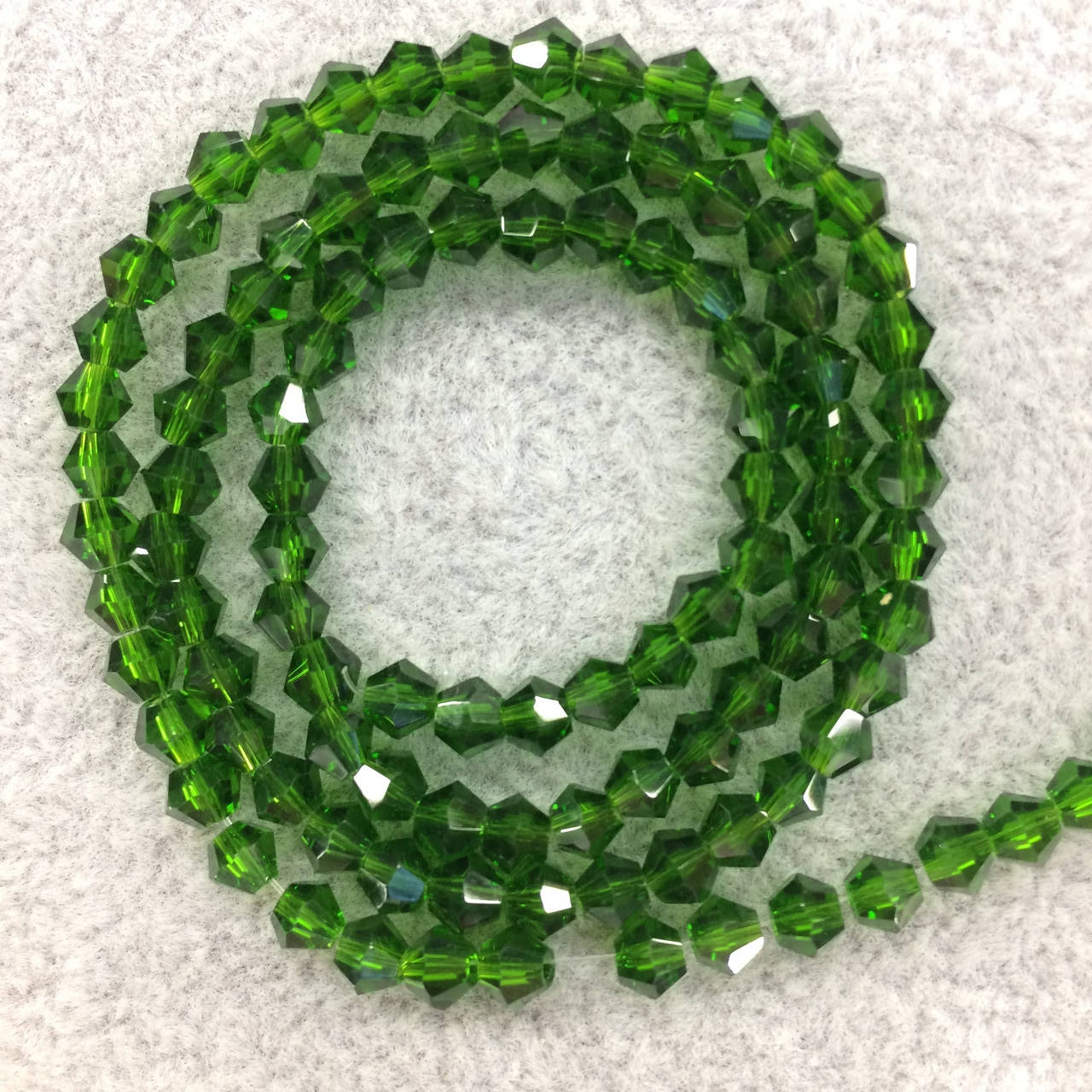 

Бусины на нитке Стекло биконус 4мм цвет темно-зеленый (~117 бусин на нитке)