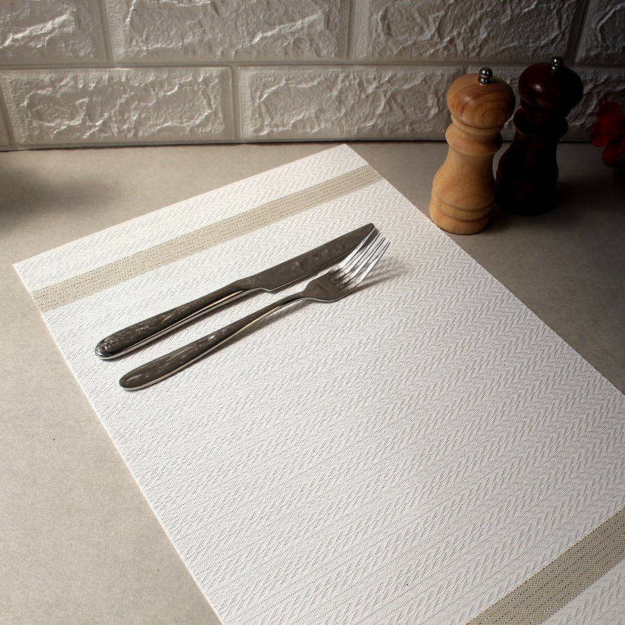 

Белая сервировочная салфетка под тарелку с люрексом 30х45см