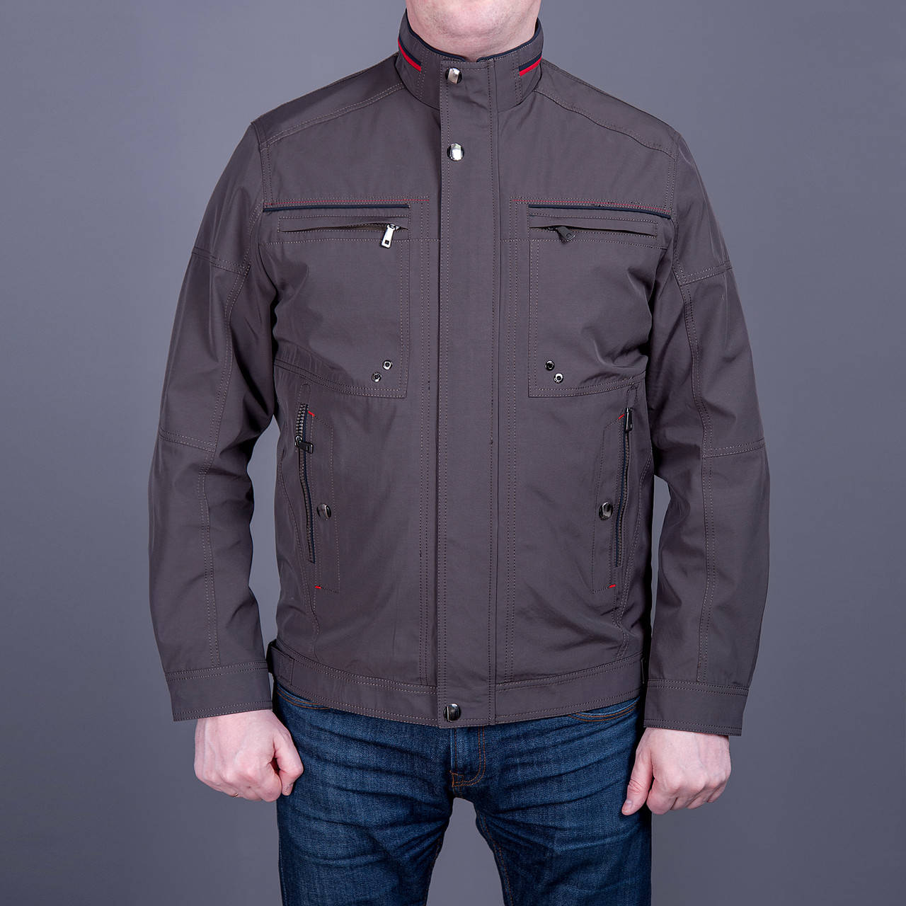 

Чоловіча куртка (вітрівка) кольору хакі.