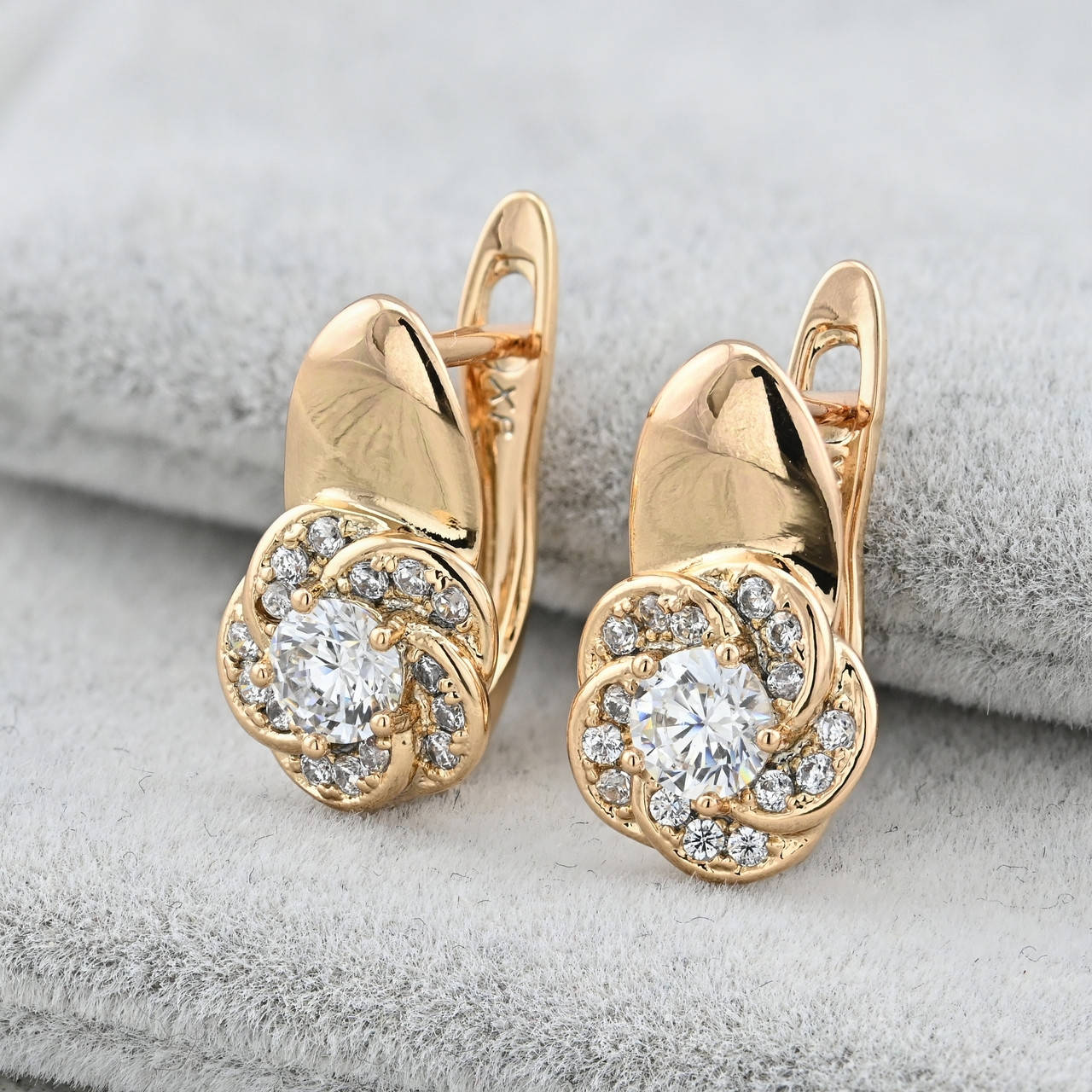 

Серьги Xuping 35672 размер 15х8 мм белые фианиты вес 2.7 г позолота 18К