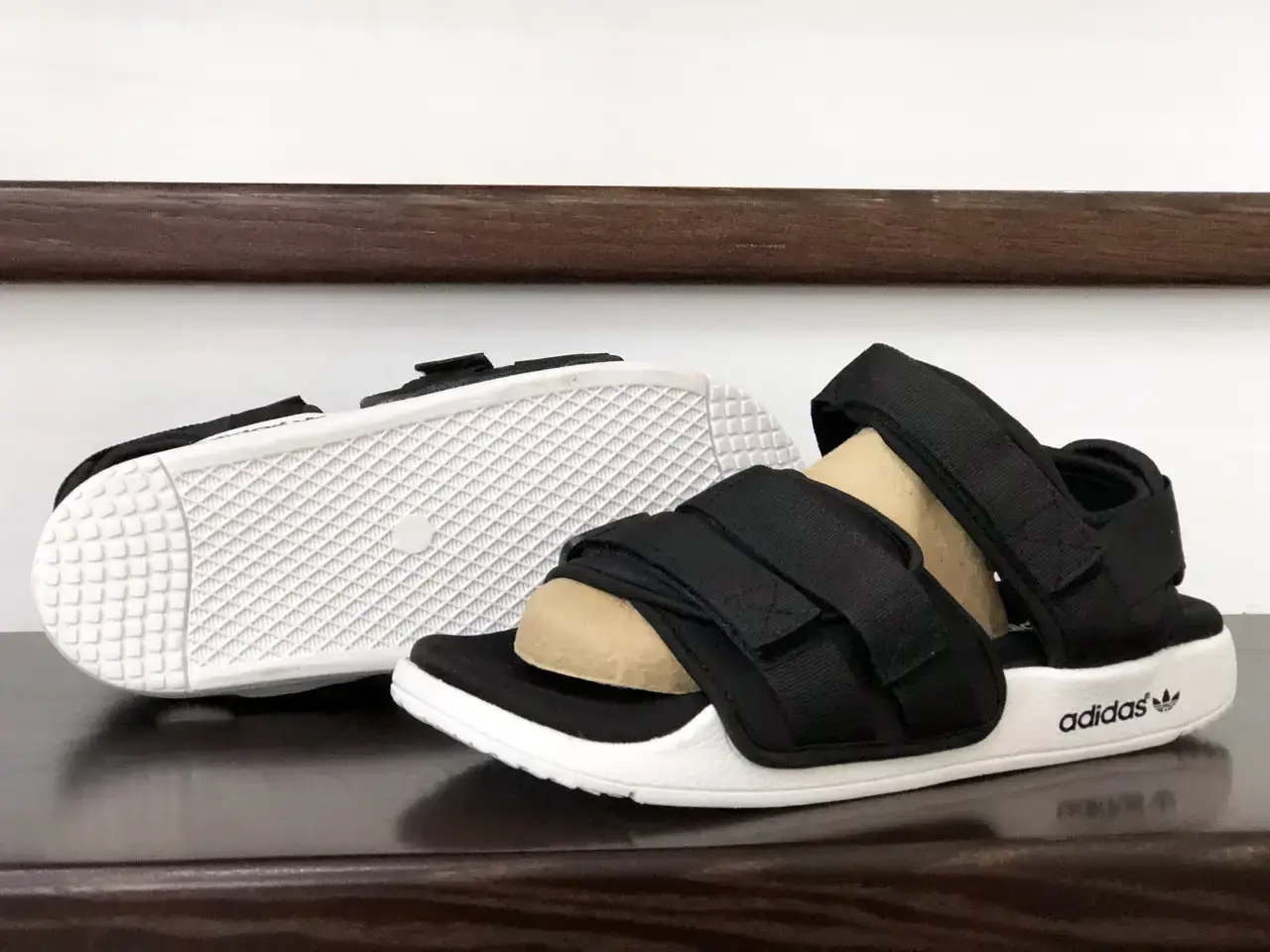 

Сандалии мужские Adidas Adilette Sandals черно белые, Черный