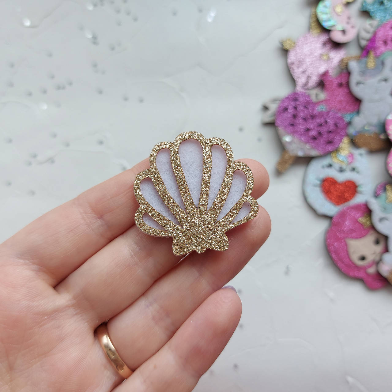 

Патч РАКУШКА БРОНЗОВА З БІЛИМ ФЕТРОМ, 3.5см (НЕ СКЛЕЄНО)