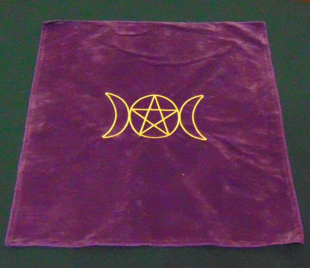 

Скатерть фиолетовая Триединая богиня