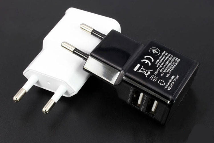 

Зарядное устройство с двумя выходами USB