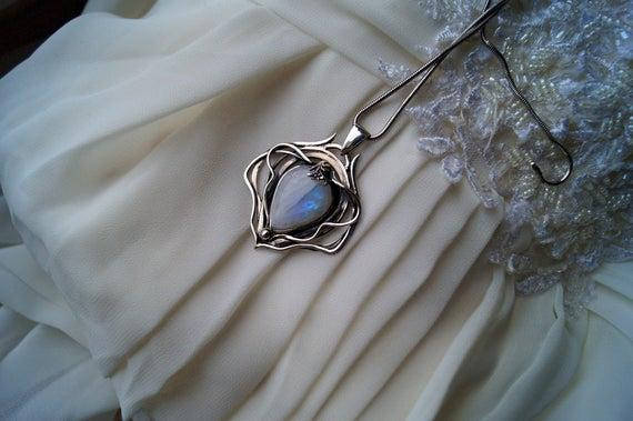 

Серебряный кулон с лунным камнем