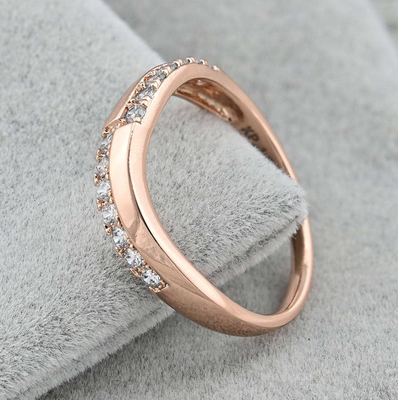 

Кольцо 35926 ширина 4 мм белые фианиты позолота РО размер 18