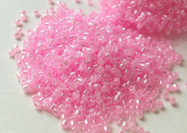 

Японський бісер Miyuki Delica 11/0 DB0244 - Lined Crystal Lt.Pink