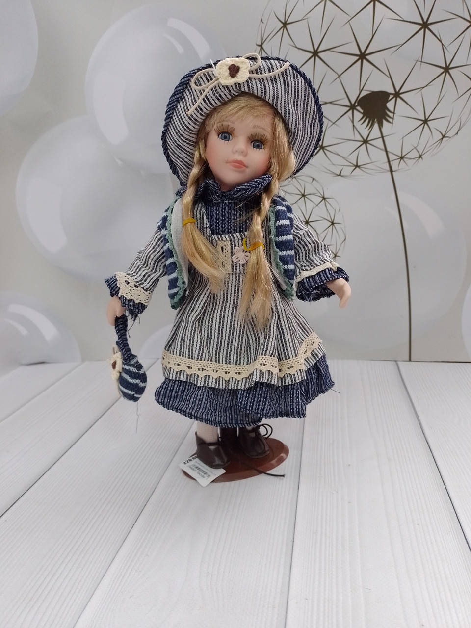 

Кукла с длинными волосами фарфоровая сувенир на подставке 31см