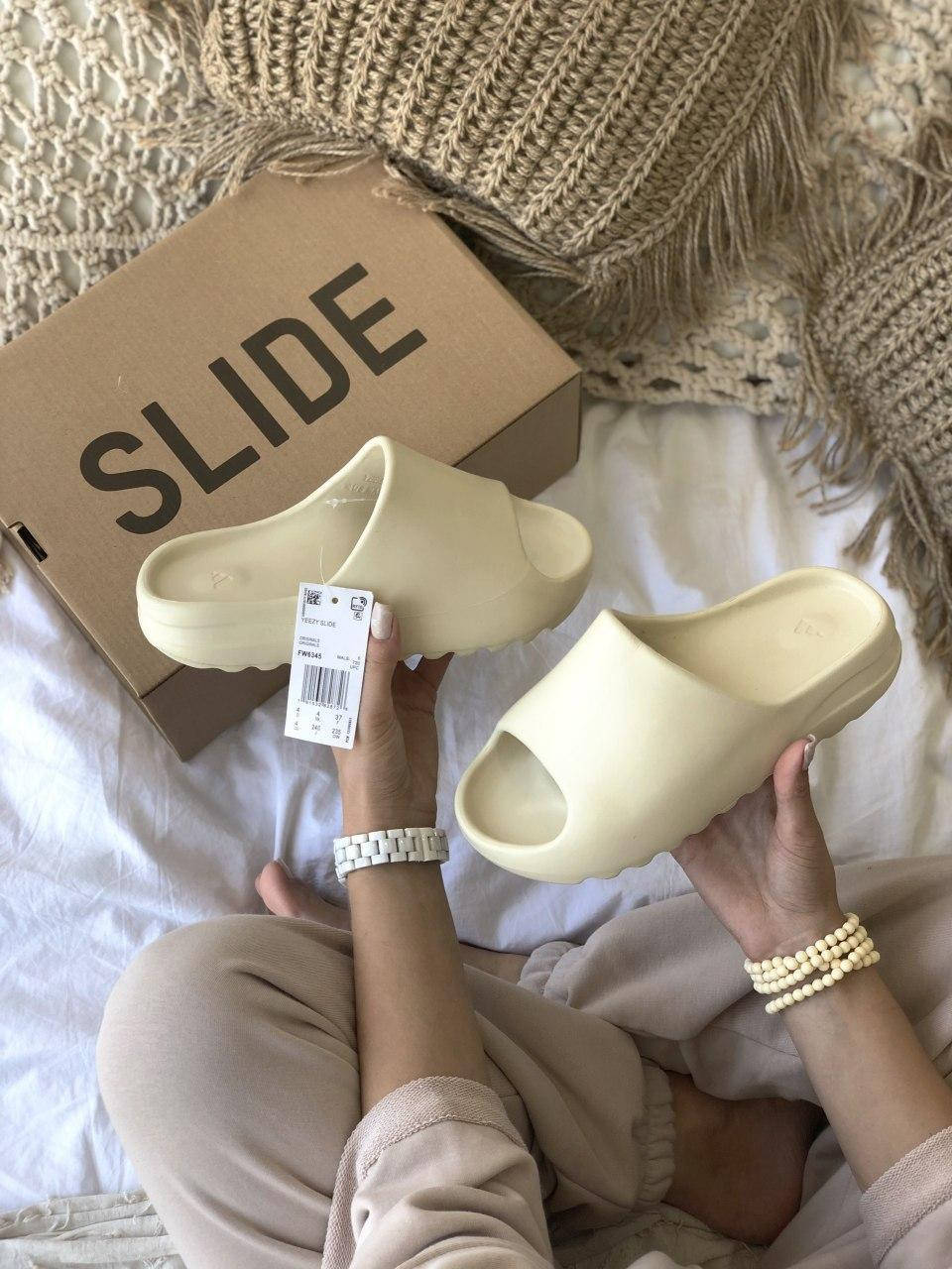 

Adidas Yeezy Slide Bone 3