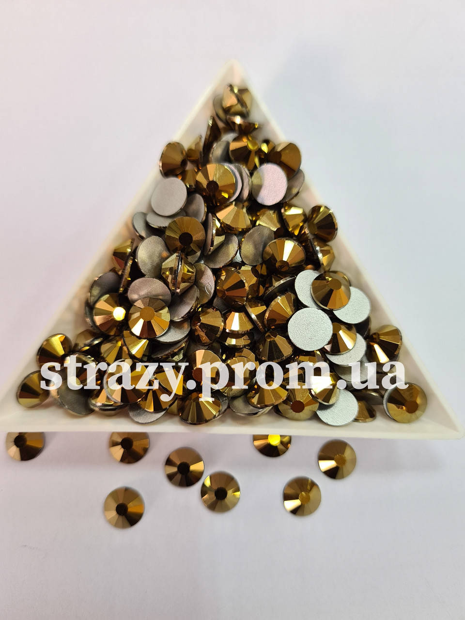 

Стразы ss16 Gold (4,0мм) 1400шт "Crystal Premium"