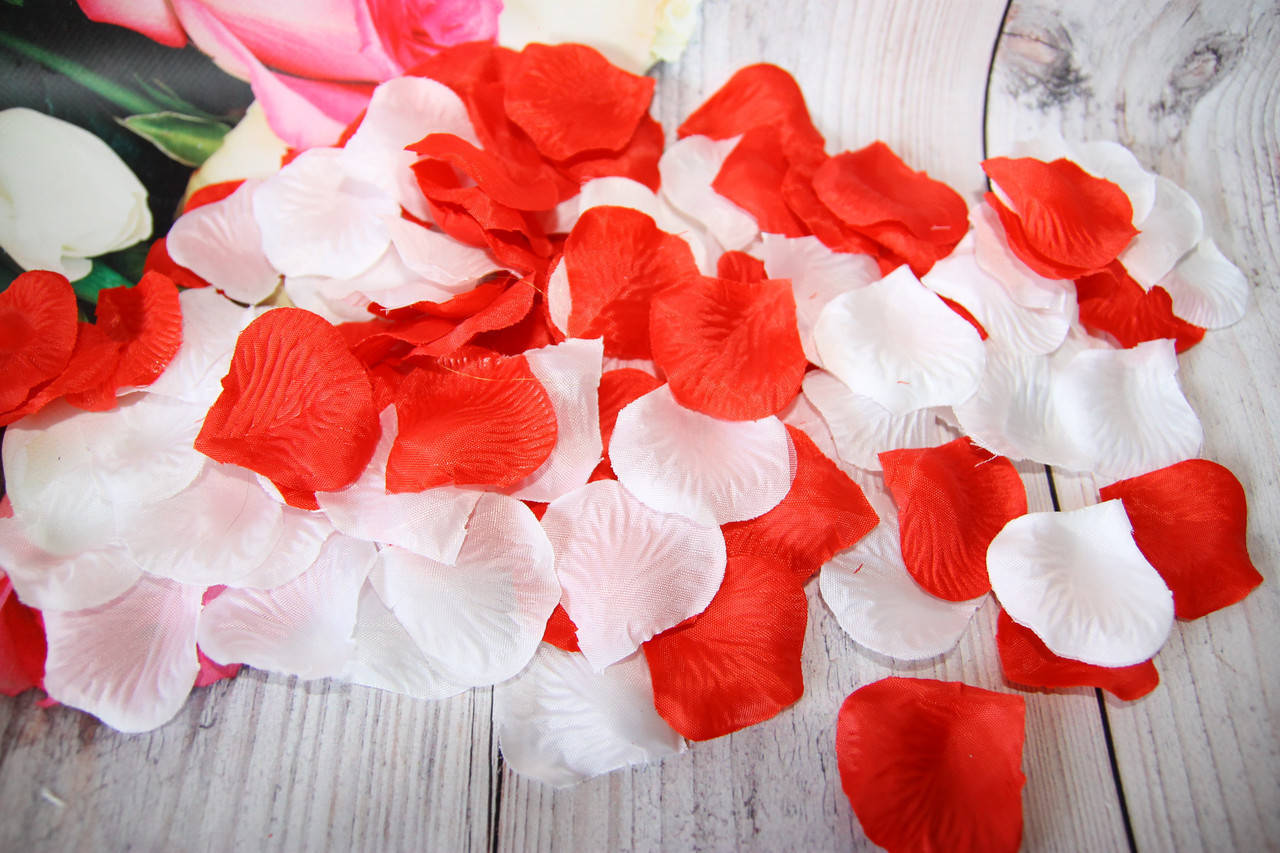 

Искусственные лепестки роз. Бело-Красные лепестки роз. Шелковые лепестки.