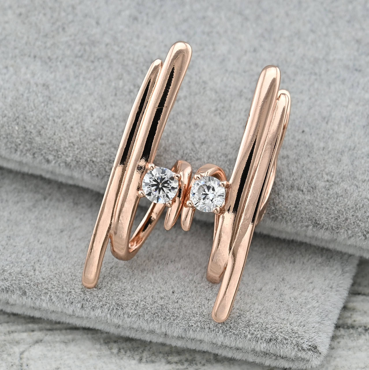 

Серьги Сокровище Эмиратов 36443 размер 30х9 мм белые фианиты вес 3.7 г позолота РО