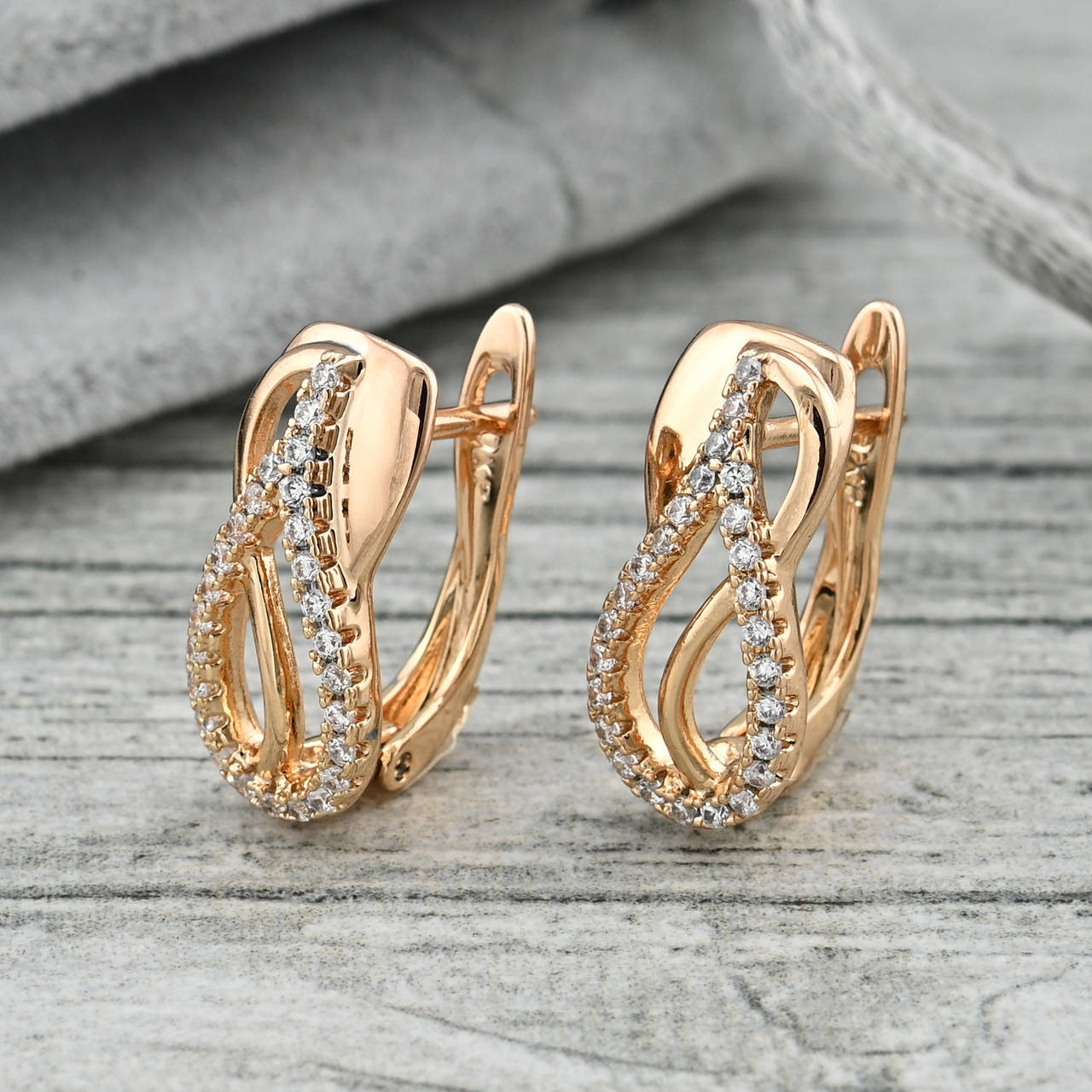 

Серьги Маэстро 36104 размер 17х8 мм белые фианиты вес 2.9 г позолота 18К