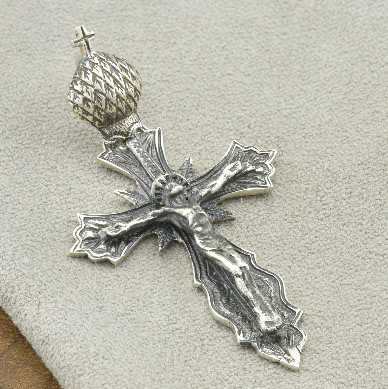 

Серебряный крестик с чернением Спаси и сохрани размер 49х26 мм вес 4.6 г