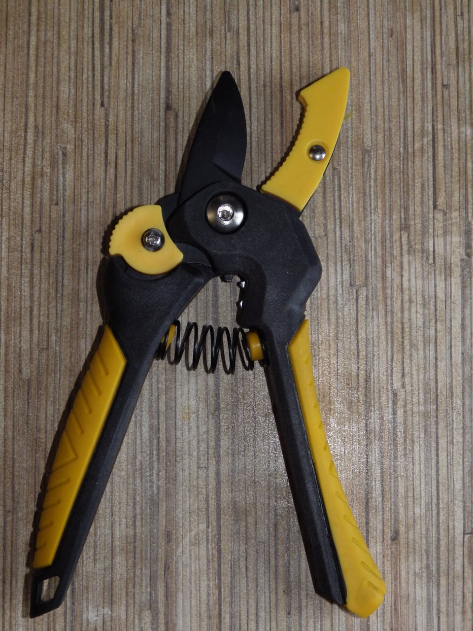 

Секатор с наковаленкой TITAN Yellow 011