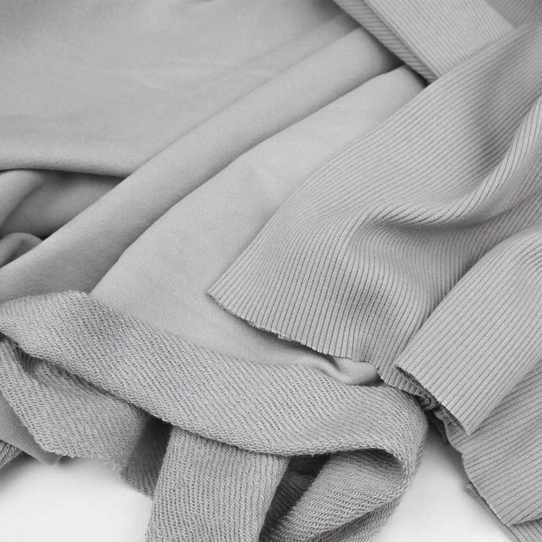 

Довяз к трехнитке Серый светлый Состав: 95% хлопок 5% эластан для окантовки изделий из трехнитки и курток