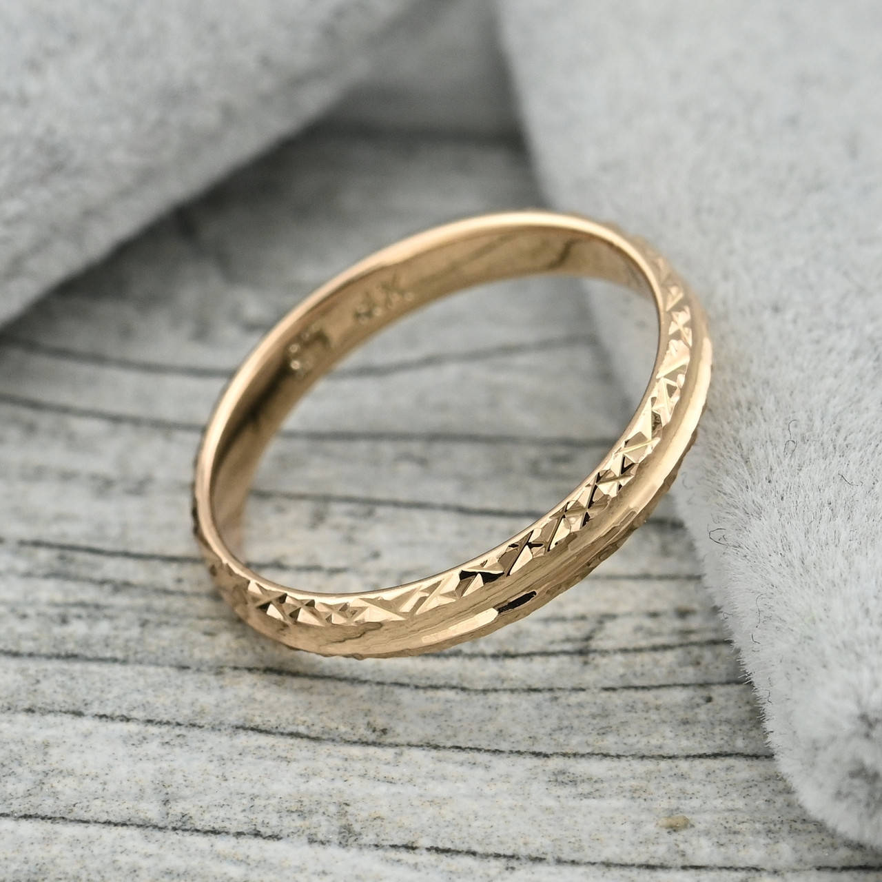 

Кольцо обручальное 36537 ширина 3 мм позолота 18К размер 17