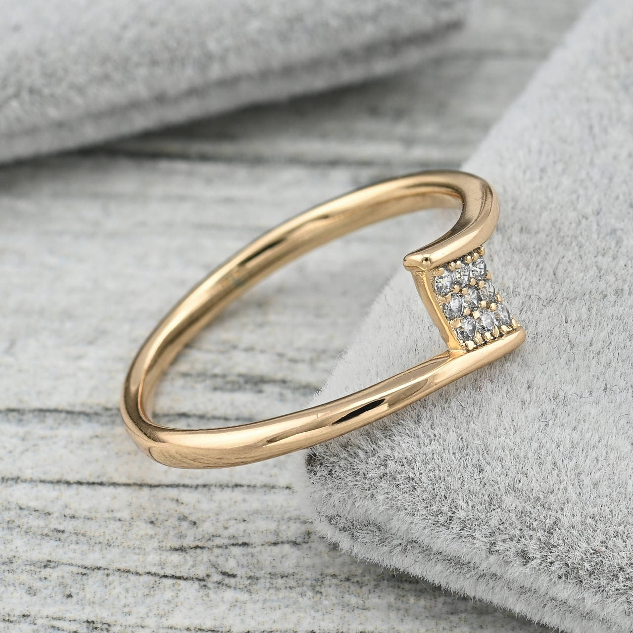 

Кольцо 35935 ширина 6 мм белые фианиты позолота 18К размер 18