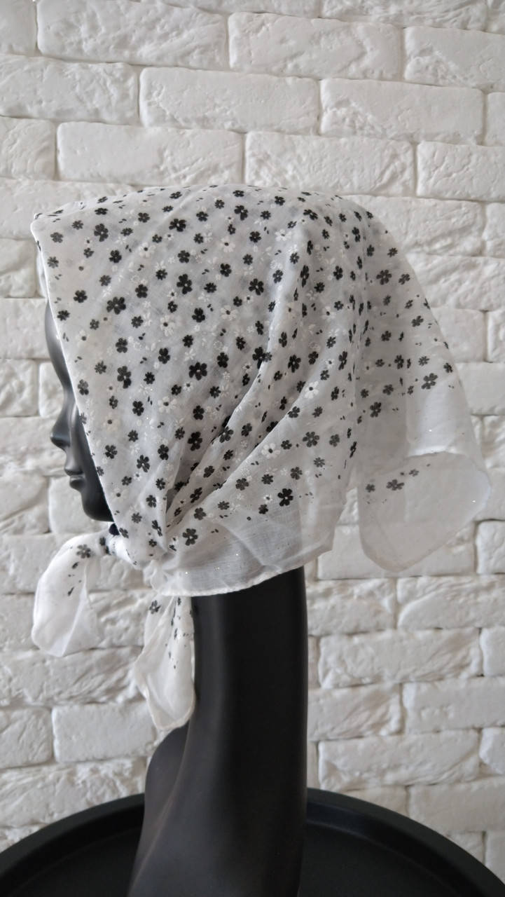 

Жіноча котонова хустка з квітами біла