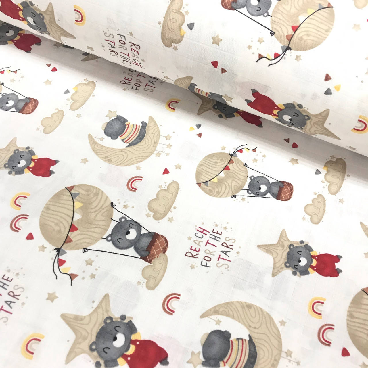 

Ткань муслин Двухслойная серые мишки на воздушных бежевых шарах с облаками на белом (шир. 1,6 м) (MS-SA-0226), Разные цвета