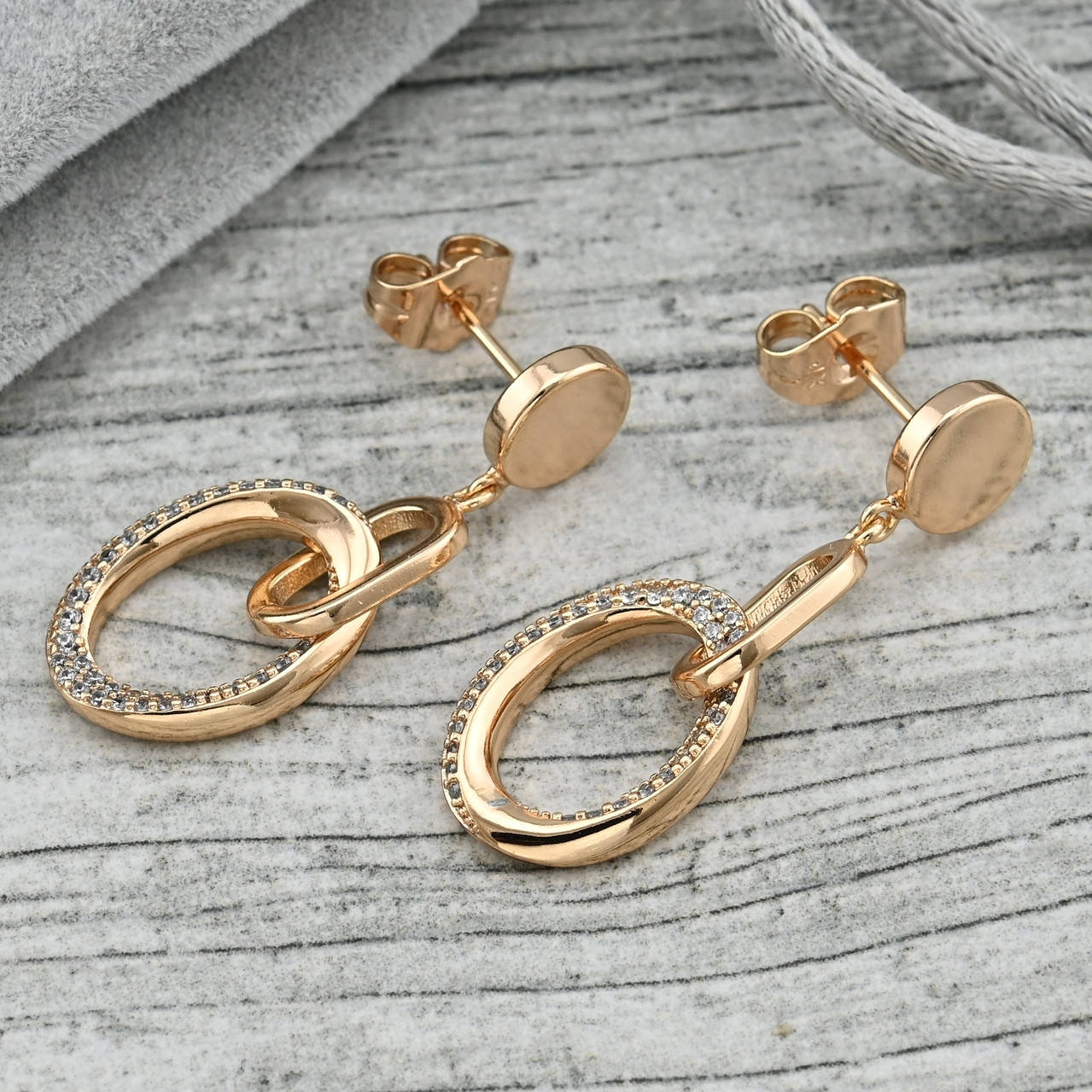 

Серьги подвески Андромеда 36427 размер 35х12 мм белые фианиты вес 5.5 г позолота 18К