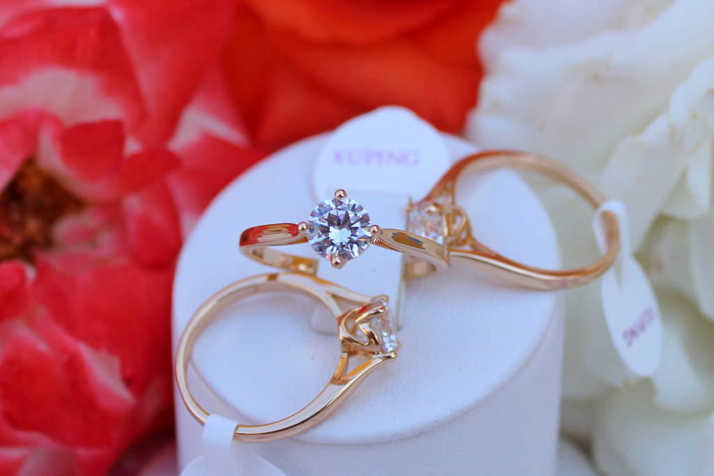 

Кольцо Xuping Jewelry камень 6 мм крепление ромбиком р 16 золотистое
