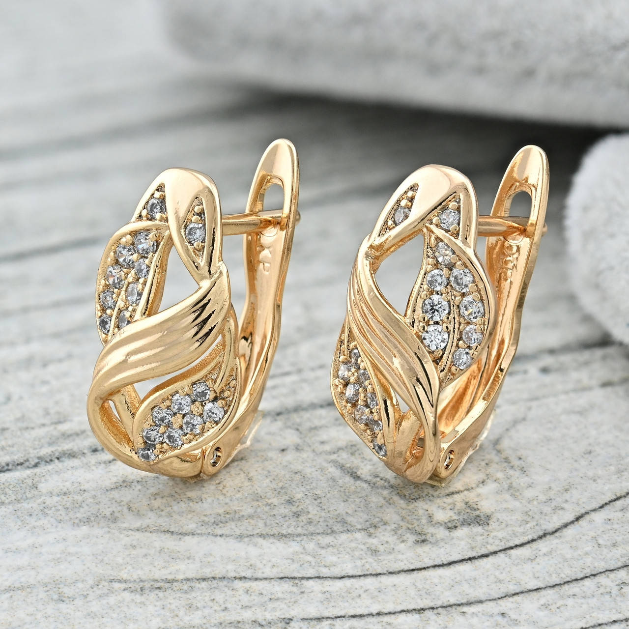 

Серьги Xuping 35278 размер 16х8 мм белые фианиты вес 2.4 г позолота 18К