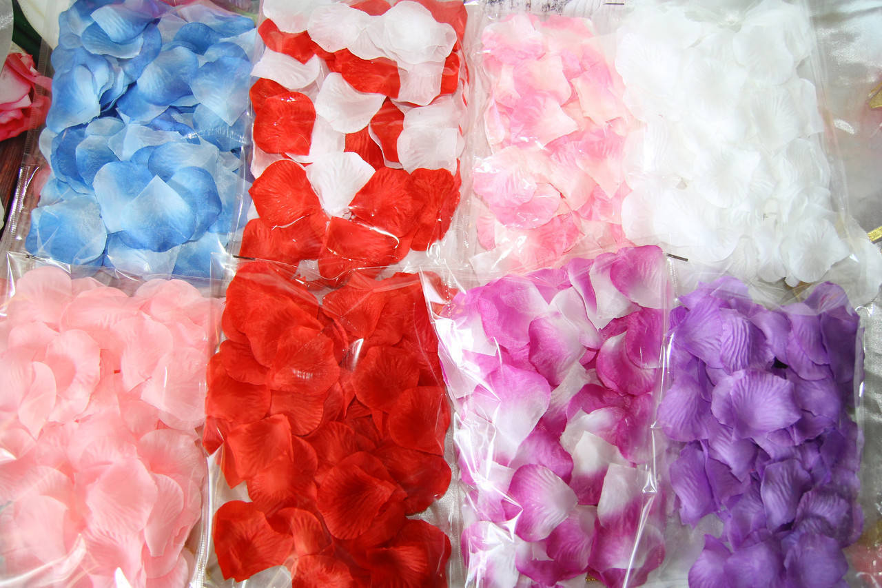 

Искусственные лепестки роз. Яркие цветные лепестки роз. Шелковые лепестки.