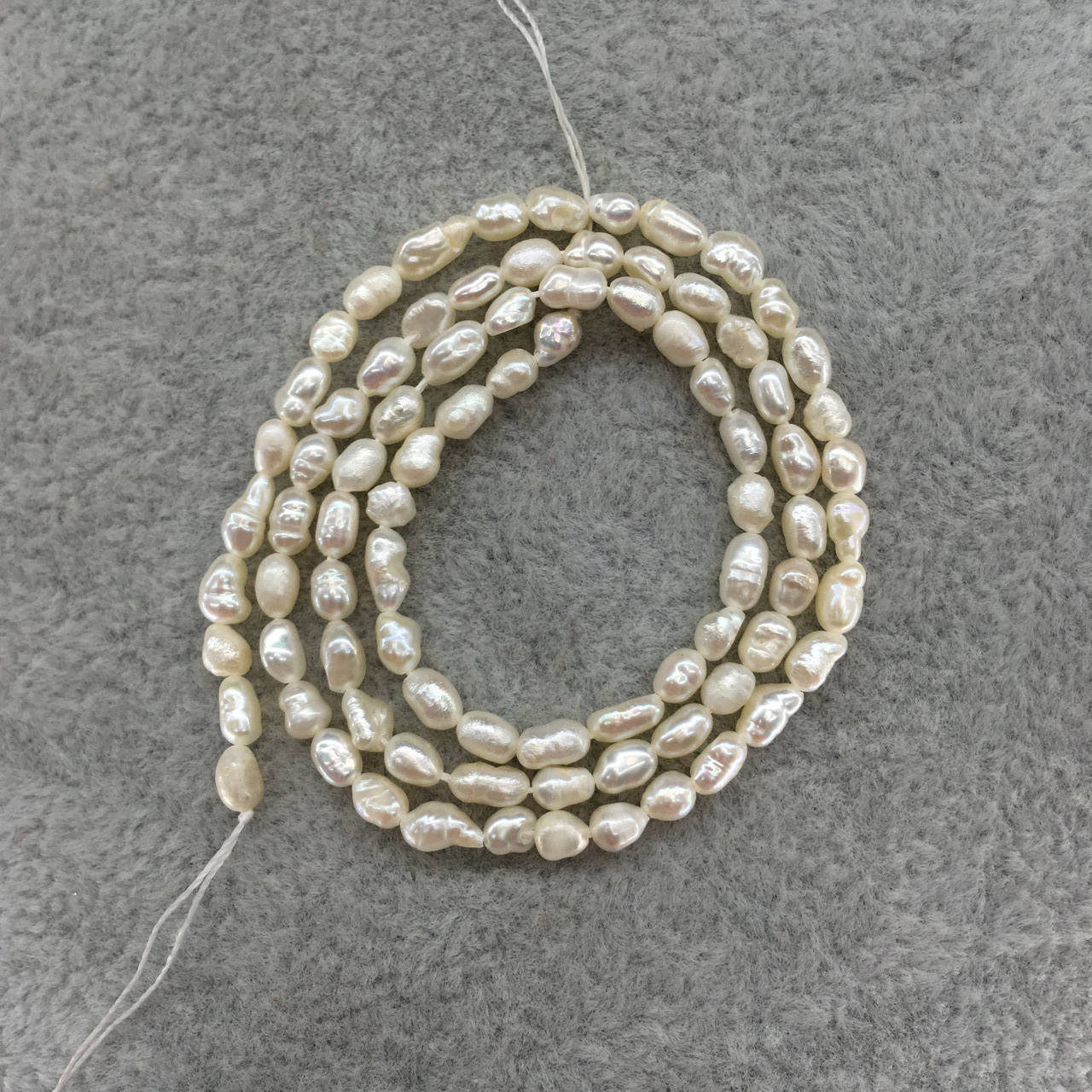 

Бусины натуральный Жемчуг барочный рис на нитке 3*4мм L=36см