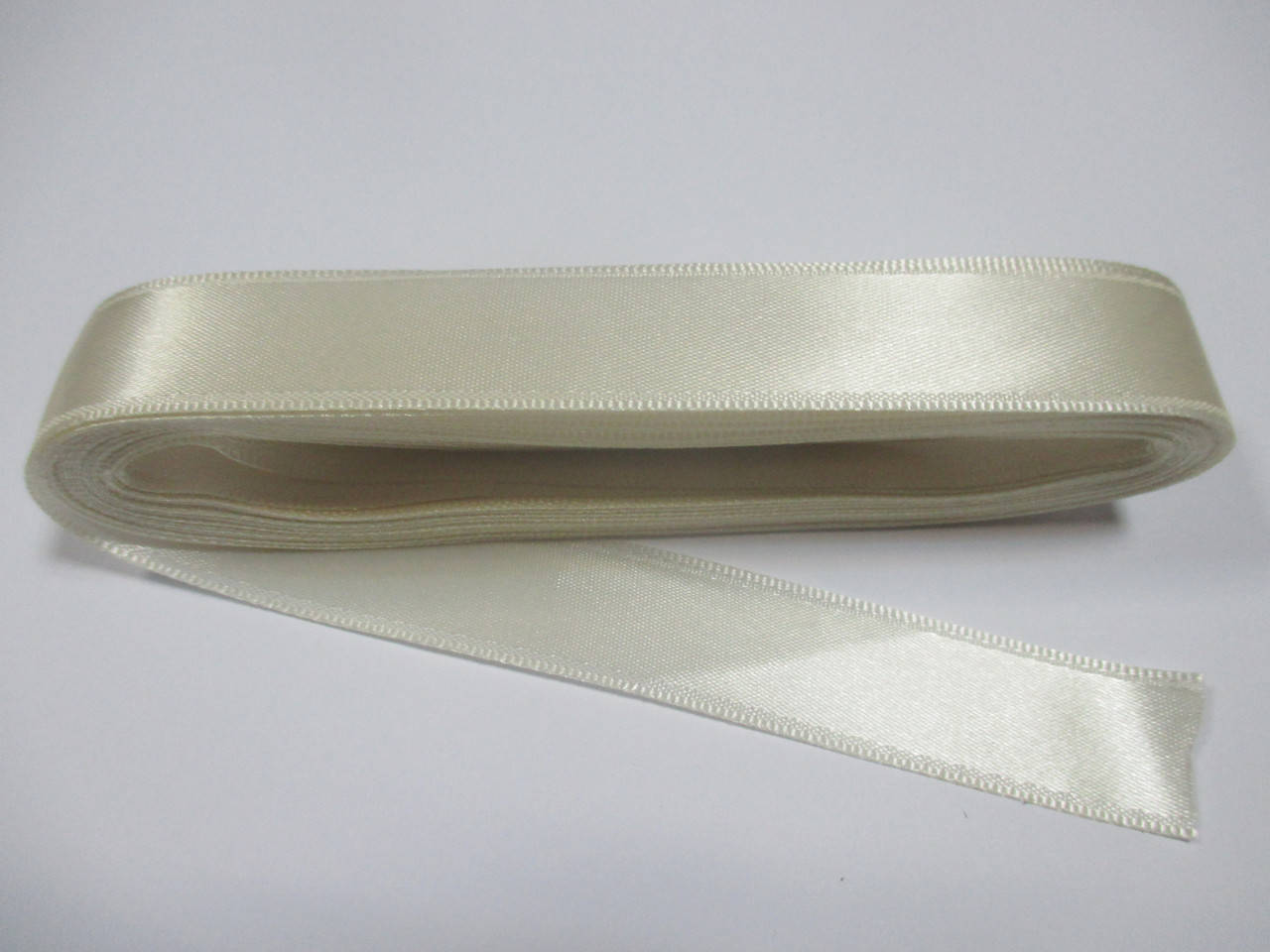 

Лента атласная двухсторонняя 2 см ( 10 метров) кремова Н 02-003