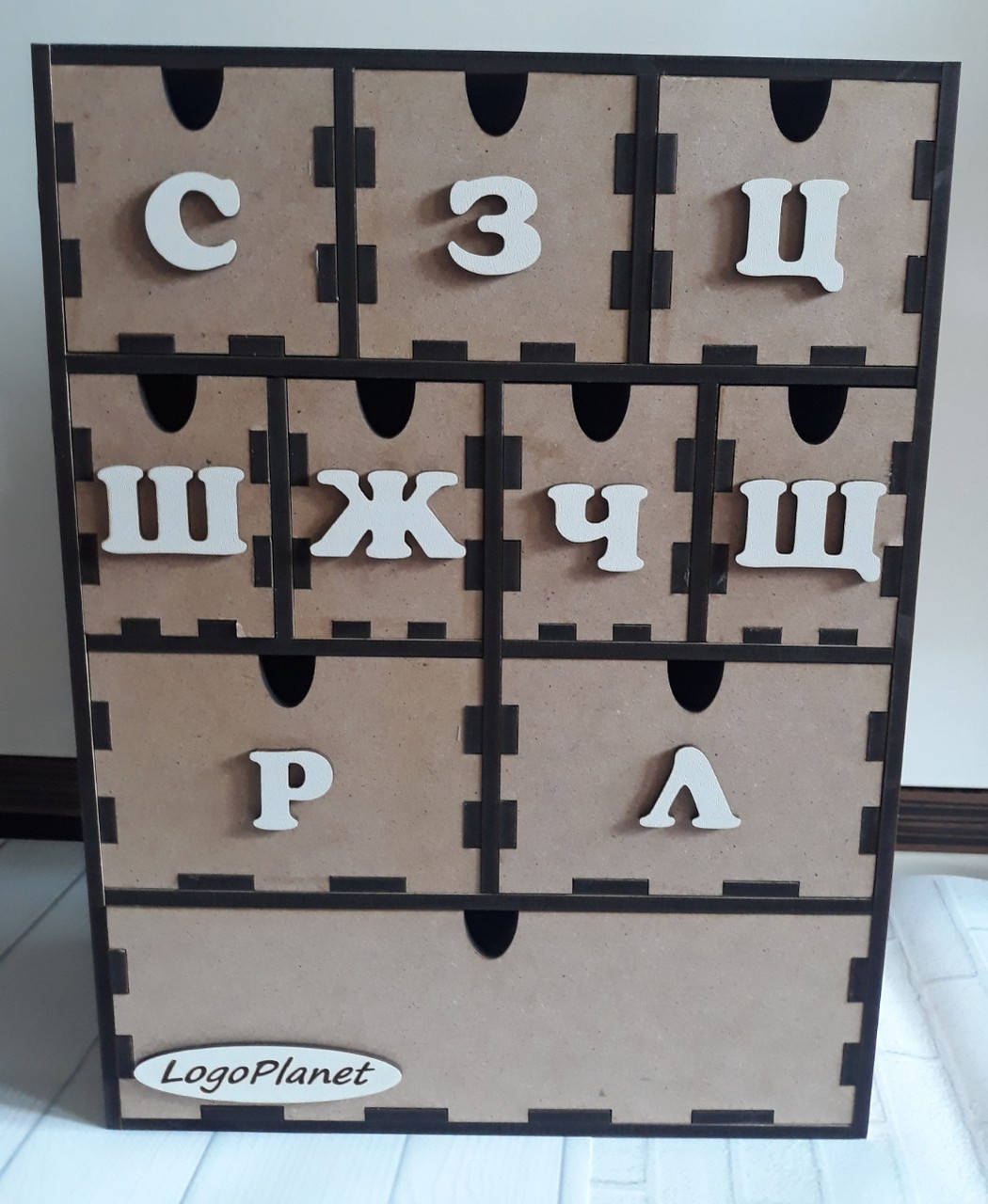 

Логопедичний комод з дерев'яними фігурками на звуки пізнього онтогенезу