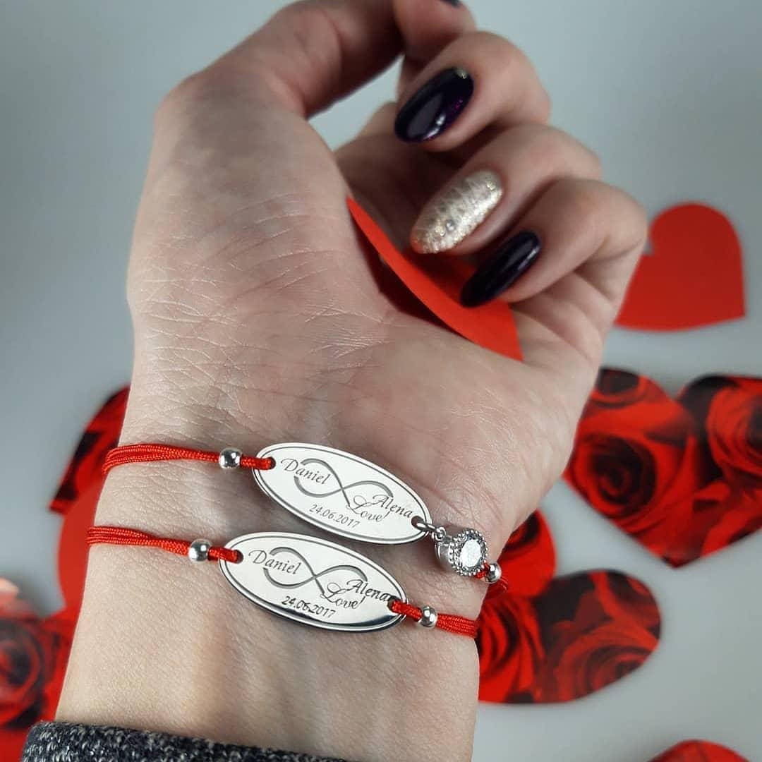 

Серебряный овальный браслет с гравировкой + камешек, на шелковой ниточке