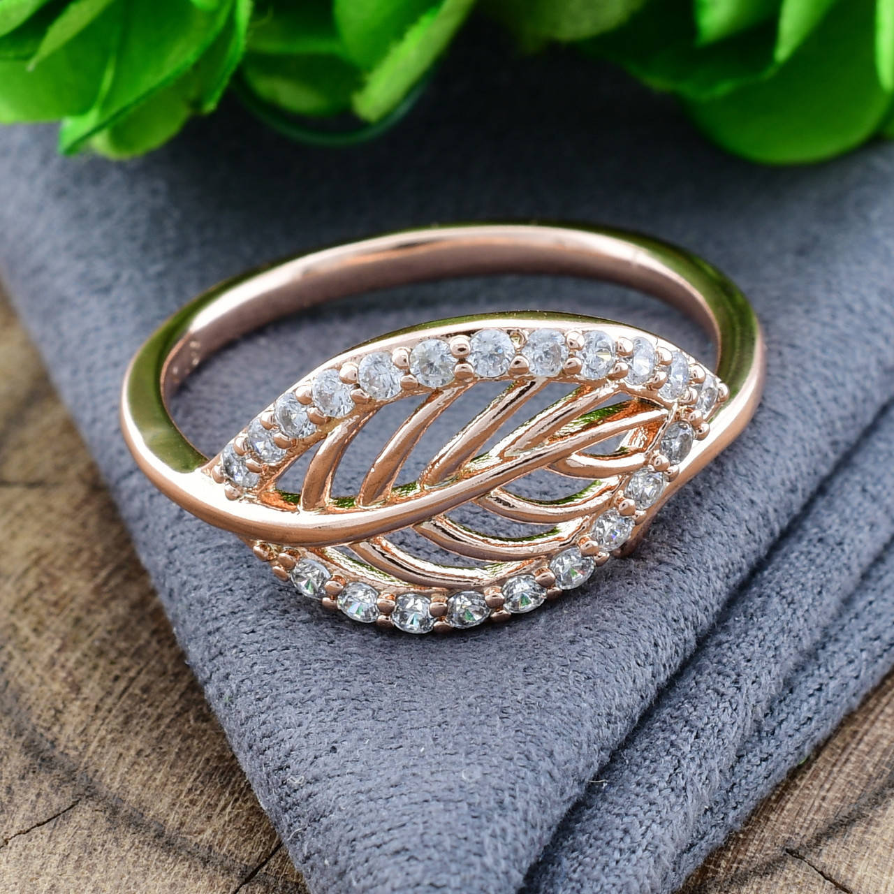 

Кольцо Xuping 15247 ширина 10 мм белые фианиты позолота РО размер 18